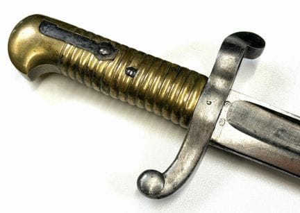 法国。
1842式刺刀。
19世纪中叶
黄铜握柄，刀身采用亚塔甘式设计，刻有1856年日期及型号标记
