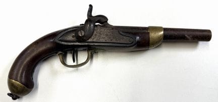 法国
1822年T BIS型骑兵手枪
19世纪初

短枪管木制枪托，铭牌字迹模糊，黄铜弹膛盖配钢环，