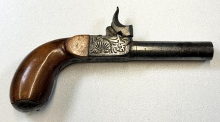法国
活塞式弹匣手枪
19世纪中叶
木制枪托，钢制弹匣饰有藤蔓纹样，铁制弹匣盖兼作击针座，可收纳式扳