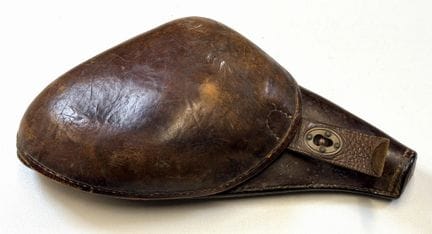 法国
1892型左轮手枪火腿皮套
20世纪初
浅棕色皮革，翻盖内有印章，标注日期为1915年，