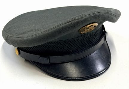 USA
Mütze „Cap Service“ 
Aus olivgrünem Stoff, Mes