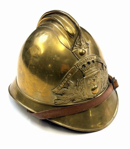 FRANKREICH
Helm Modell 1885 aus Messing aus der St