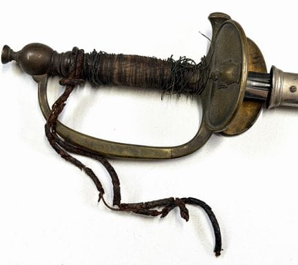 法国
1872型工兵剑
20世纪初
单臂黄铜剑柄，损毁严重，剑头处为壶形护手，护手下方为泵形护手，剑