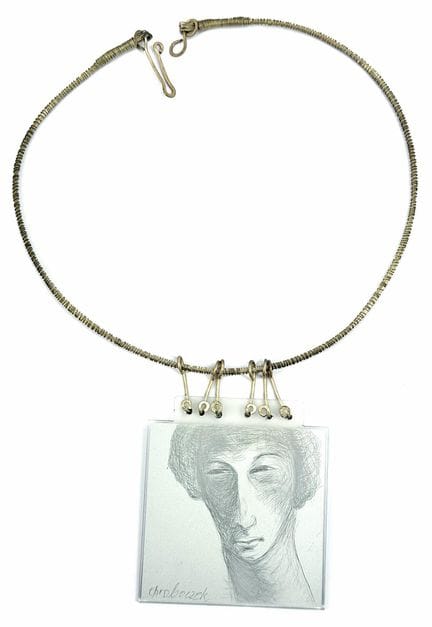 Hanna CHROBOCZEK, nacida en 1968. 
Collar con un c