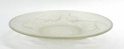 VERLUX France.
Coupe en verre moulé à décor de fai