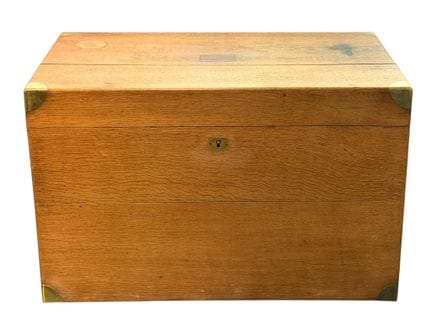 梅勒里奥·梅勒（MELLERIO MELLER）品牌。
橡木制银器运输箱，箱角及提手为黄铜材质，锁上
