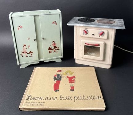 Set per bambini composto da un armadio del 1940 co