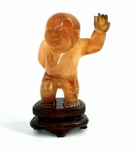 CINA. 
Piccola statuetta di un bambino in agata, r