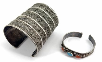 Bracciale a polsino con decorazione in filigrana.
