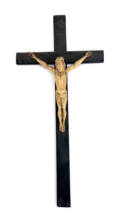 Cristo in legno intagliato, riverniciato in color 