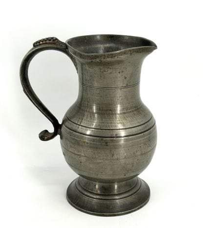 Brocca in peltro con un manico. 
XIX secolo. 
Alte