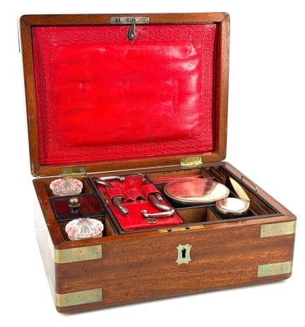 Estuche de viaje de caoba decorado con incrustacio