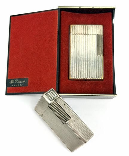 DUPONT.
Set di 2 accendini, con le iniziali JD inc