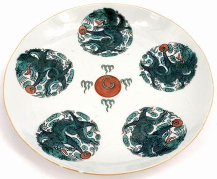 CINA.
Piatto in porcellana policroma
Fine del XIX 