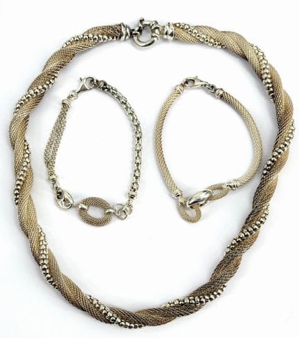 Set composto da due bracciali e una collana a magl
