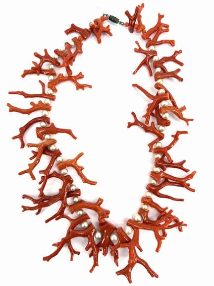 Collar compuesto por ramitas de coral rojo interca