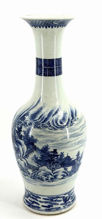 中国。
大型栏杆式花瓶，饰有蓝白相间的湖光山色纹样。
瓷器。
高：60 厘米。