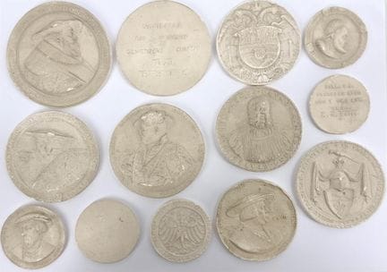 [MEDAGLIA]
Serie di 13 contromarchi in gesso raffi