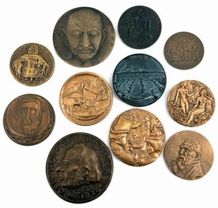 [MEDAGLIA].
Set di 11 medaglie in bronzo comprende