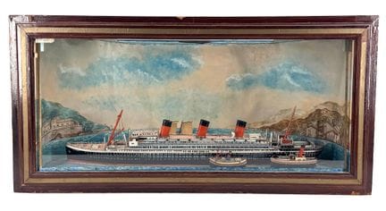 Diorama del transatlantico “Ile de France” davanti