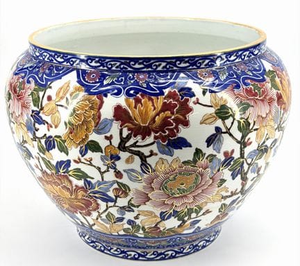 吉恩。
牡丹纹花盆，白色底上饰有多色图案。
陶器，底部有标记。
27 × 37 厘米。