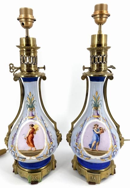 Due lampade a olio, corpo in porcellana con decora