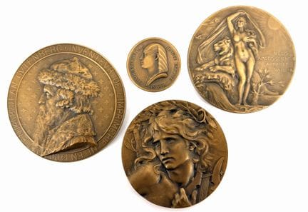 [MEDAGLIA]
Set di 4 medaglie in bronzo comprendent