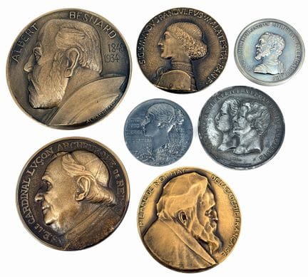 [MEDAGLIA]
Set di 7 medaglie in bronzo comprendent