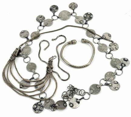 Conjunto de joyas de metal plateado, que incluye u