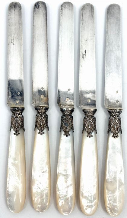 Set di cinque coltelli con manico in madreperla e 