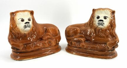 斯塔福德郡
一对卧狮
釉面陶瓷，玻璃制眼睛
24 × 29 × 14 厘米。