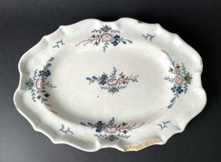 Plate with a scalloped rim, decorated with alterna