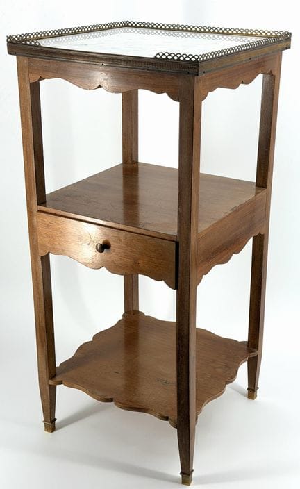 Comodino con base affusolata, piano in marmo bianc