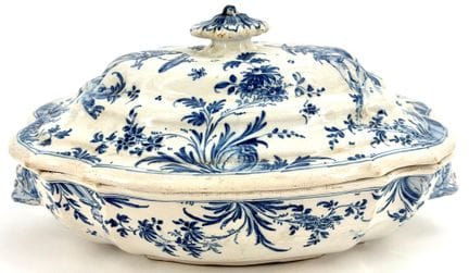 MOUSTIERS.
Polylobed soup tureen, decorated with b