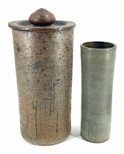 乔治·马丁（1932-2020）。
两只管状花瓶，其中一只带盖。
带签名的石质陶器。
高：42 厘米