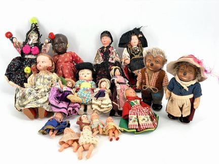 16 bambole in celluloide, bagnanti e souvenir 
Si 