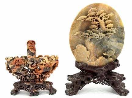 CINA. 
Due sculture, di cui un medaglione appoggia