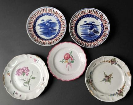 Set di cinque piatti tra cui -FRANCE - Faïence de 