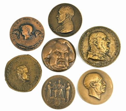 [MEDAGLIA].
Set di 7 medaglie in bronzo comprenden