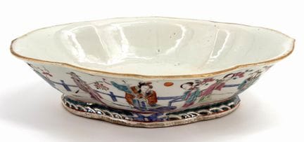 CINA. 
Tazza polilobata raffigurante personaggi ch