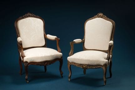 A set of two armchairs with flat backs, one in nat