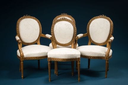 Salon comprenant une paire de fauteuils et de chai