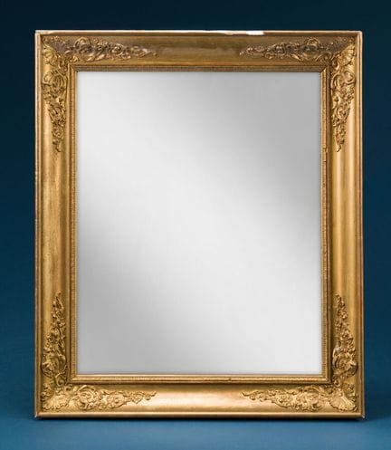 Miroir en pâte dorée à décor de palmettes et feuil