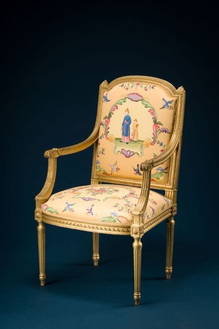 Fauteuil à dossier plat en bois doré et sculpté de