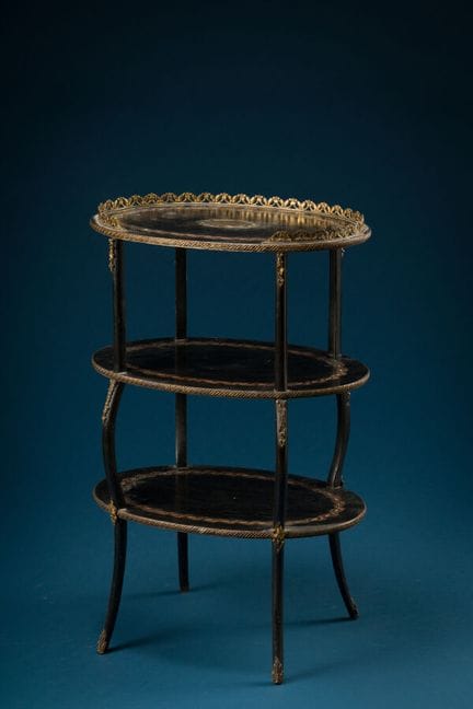 Petite table d'appoint ovale en bois noirci à troi