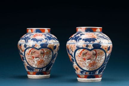 Japan, 19th century
Pair of porcelain vases with I