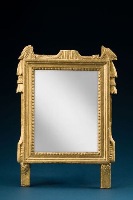 Petit miroir en bois redoré à décor de perles, de 