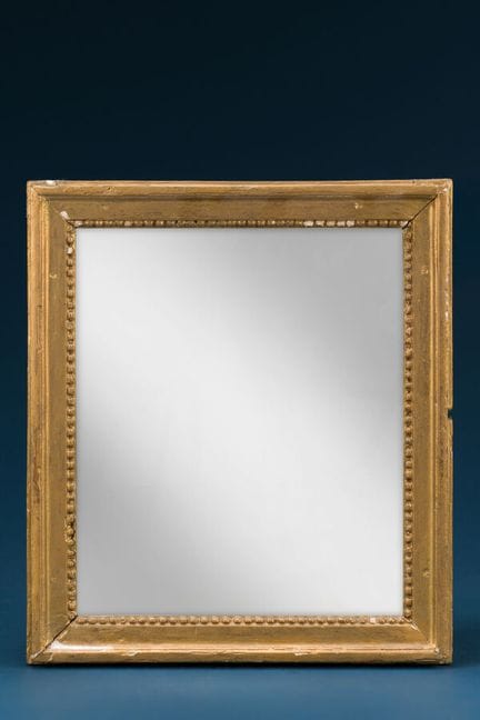 Miroir en bois redoré à décor de perles.
Epoque Lo