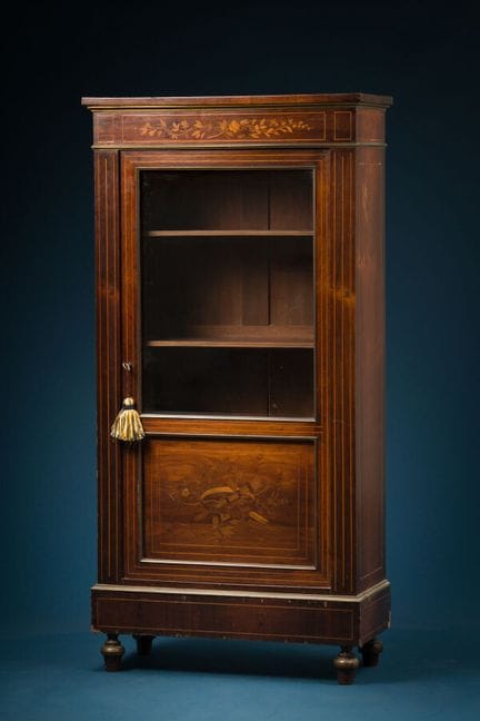 Vitrine en palissandre et bois clair à décor de fi