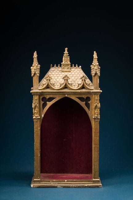 Gilded wooden altar with Neo-Gothic decoration, 19